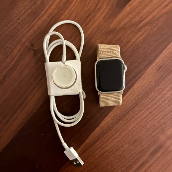 Pre-owned Apple Watch Series 5 with charger - Picture 3 of 5